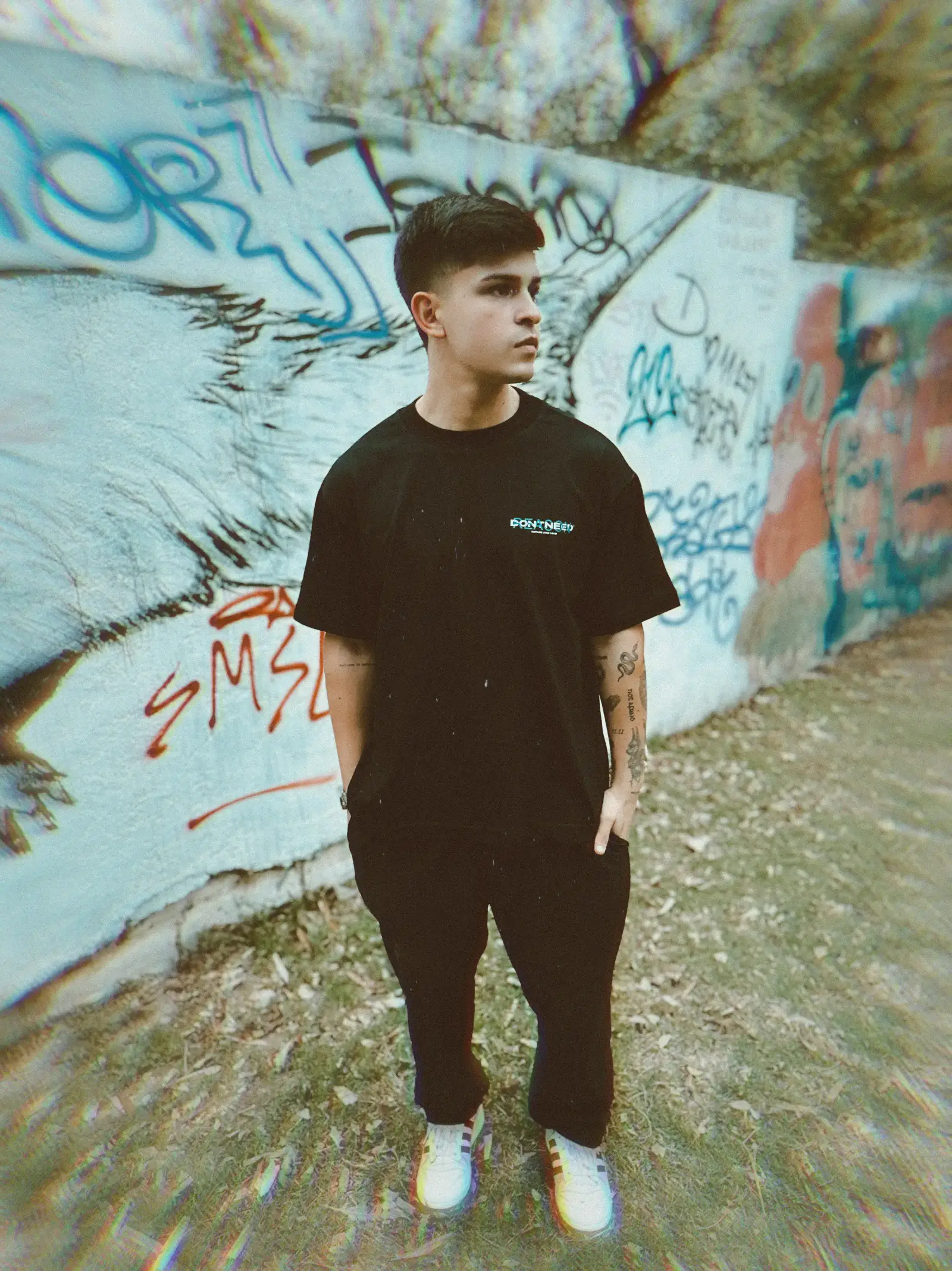 REMERA HOMBRE NEGRA OVERSIZE DOBLE ESTAMPA 