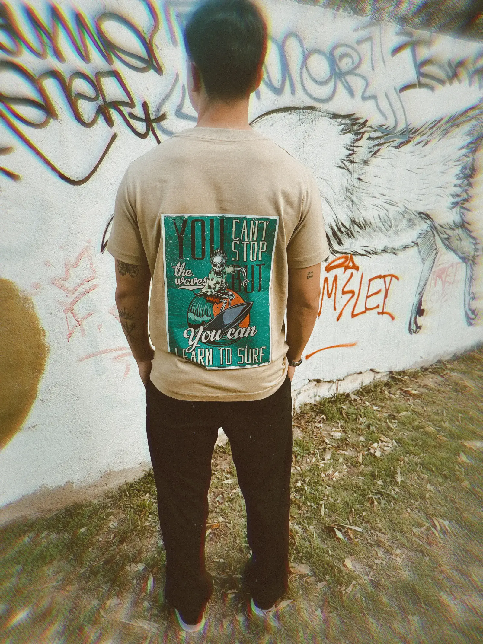 REMERA HOMBRE BEIGE DOBLE ESTAMPA 